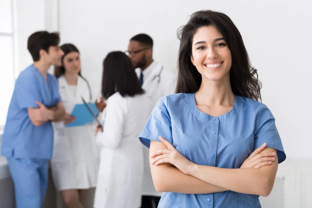 Studentin lernt online für die MVA-Ausbildung